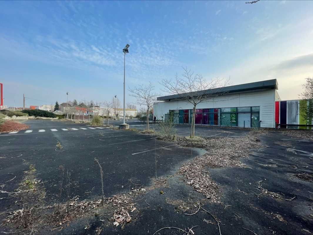 A LOUER - LOCAL COMMERCIAL  de 1 357 m² dans la z
