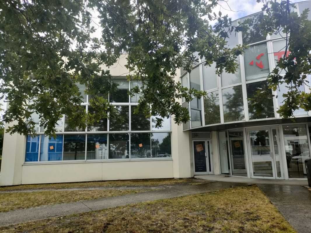 A proximité immédiate de l'aéroport , sortie roca