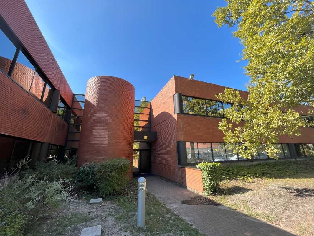 Au sein d'un joli parc tertiaire sécurisé et arbo