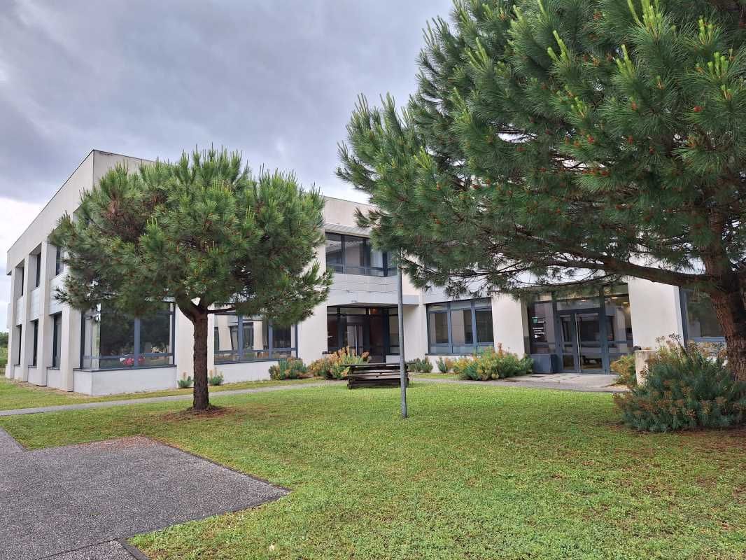 Au pied du tram A,  au sein d'un parc arboré et s