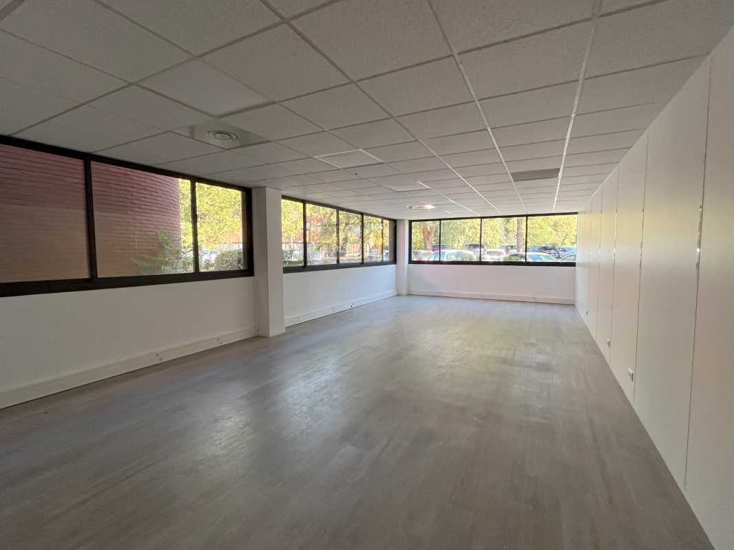 Au sein d'un joli parc tertiaire sécurisé et arbo