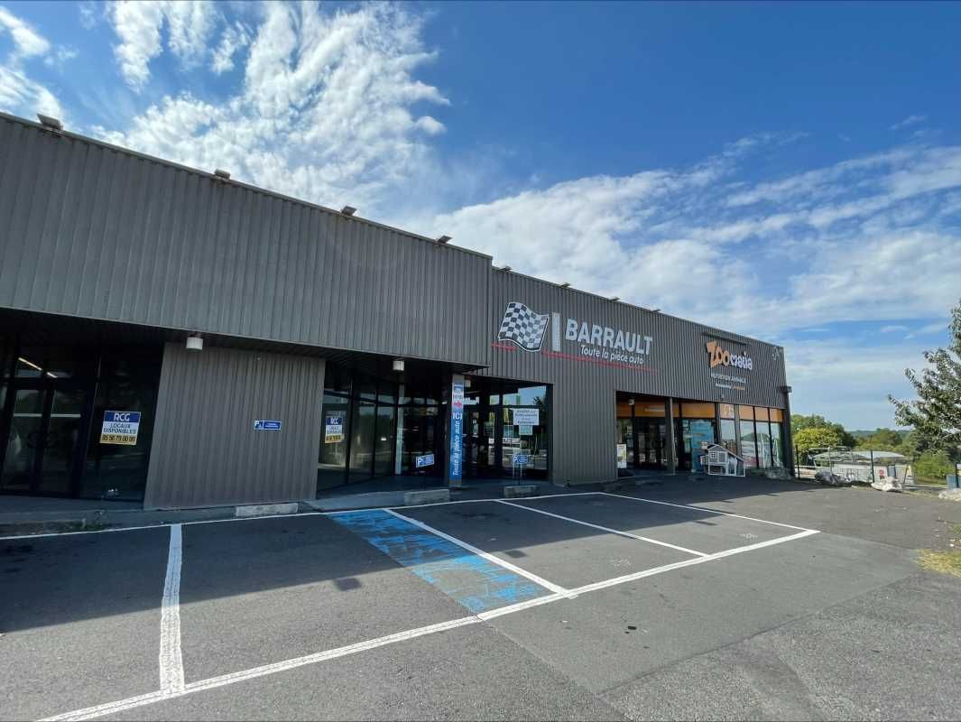 Au sein de la zone commerciale d'Intermarché, sur