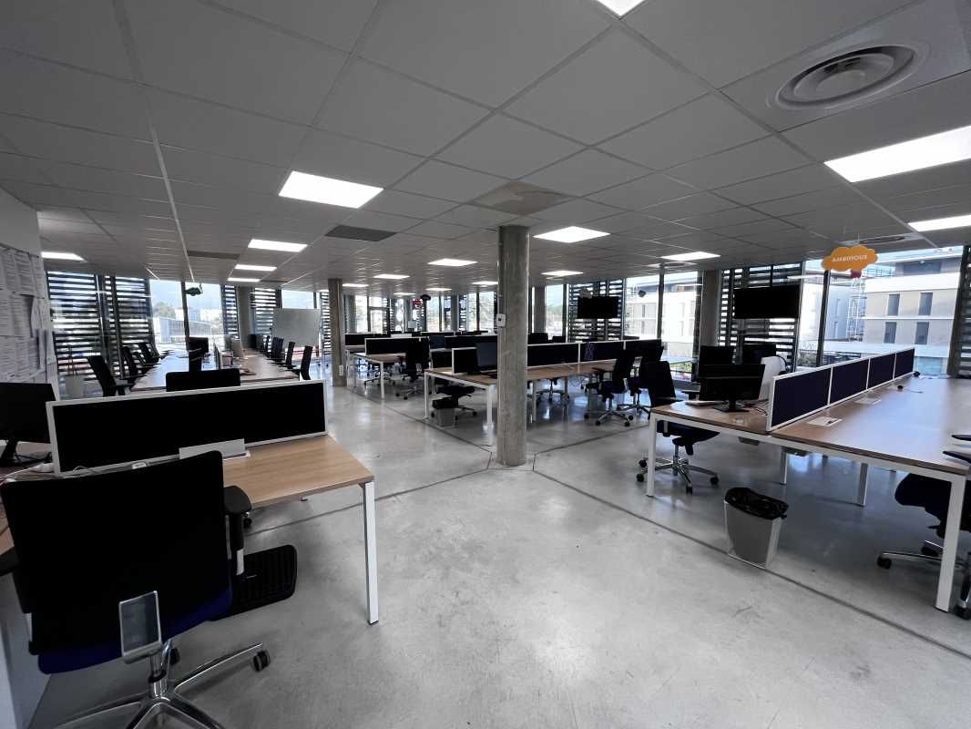 Au pied de la ligne de tram A au coeur de Mérigna