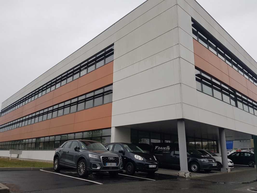 Au pied de la rocade et à proximité du château de