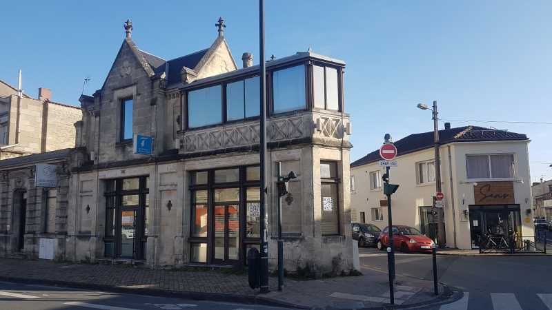 Sur les Boulevards à Bordeaux, en face de la Cité