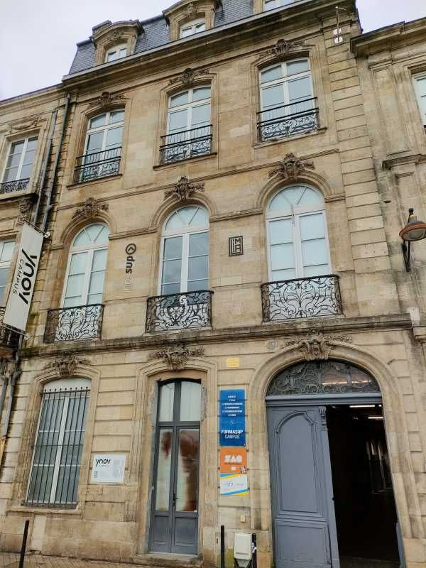 Quai des Chartrons, côté Garonne, au sein d'ancie