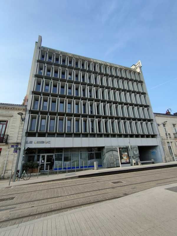 Barrière du Médoc, au pied du tram D et des comme