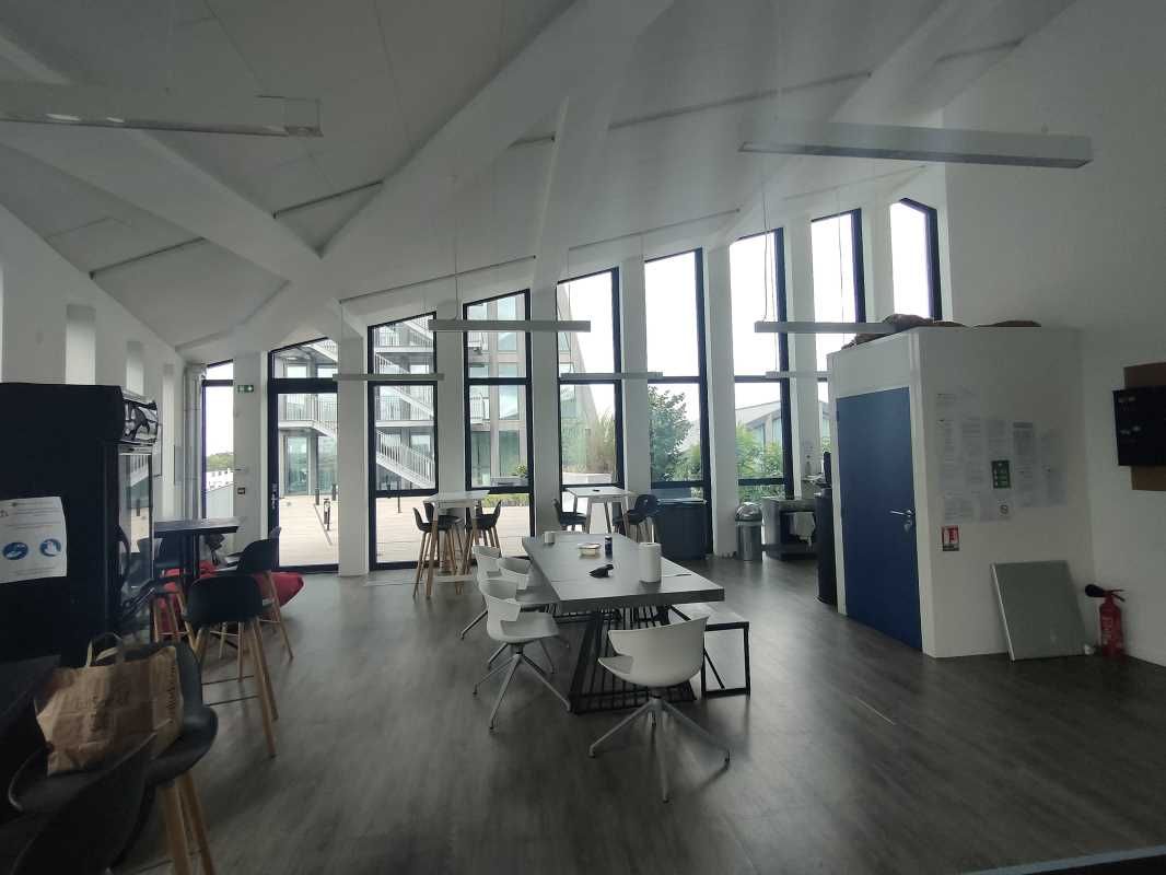 Aux Bassins à Flot à Bordeaux, dans l'ensemble im