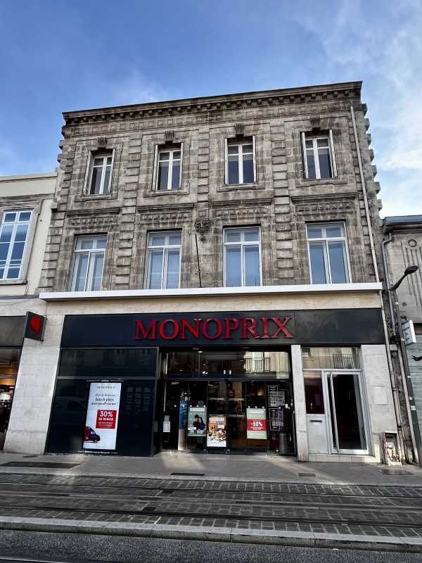 Le long de la ligne de tramway et à deux pas des 