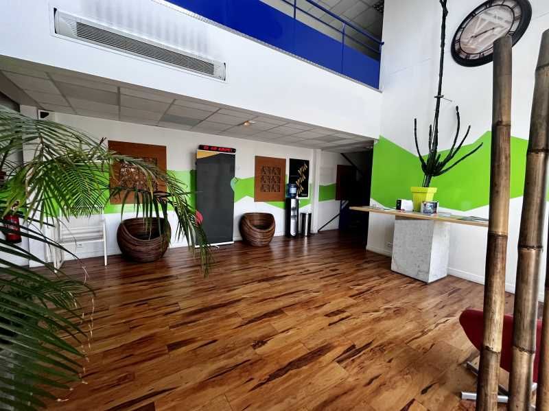 Au sein d'une zone tertiaire à Gradignan, RCG vou