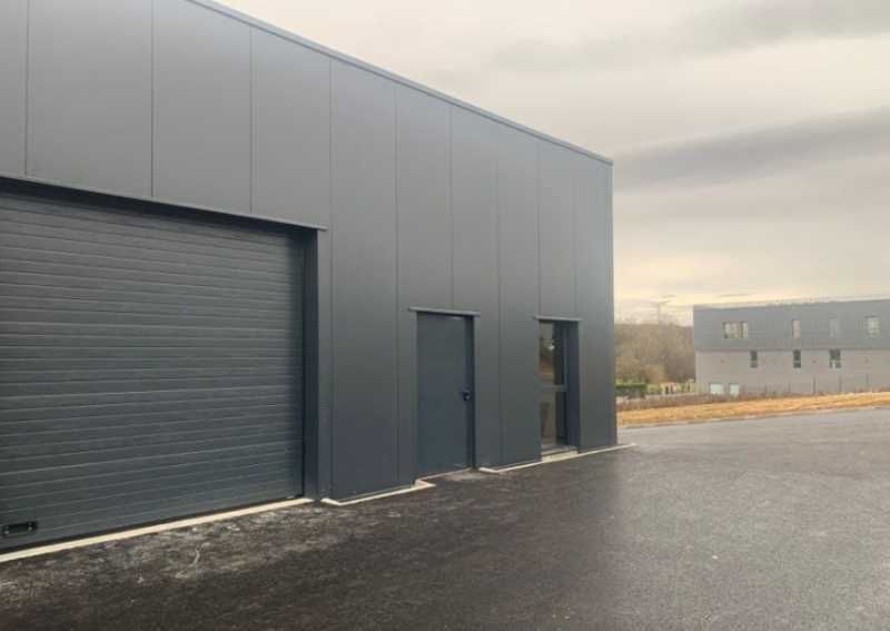 A proximité de la N89 sortie 4 au sein de la Zone