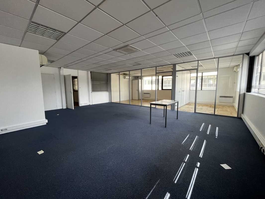 Au pied de la rocade et du tramway, RCG vous prop