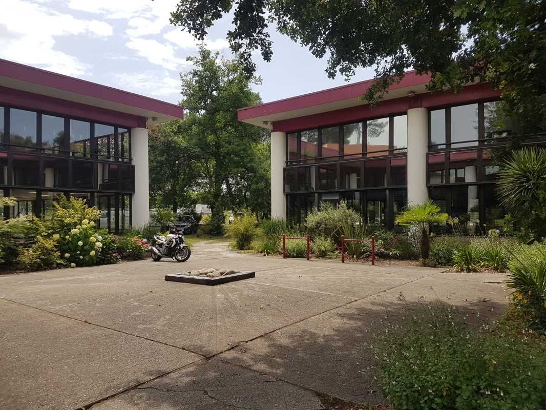 Au coeur d'un parc tertiaire arboré à proximité i