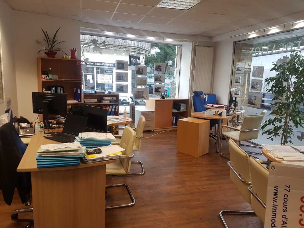 A proximité immédiate de la Place Pey Berland en 