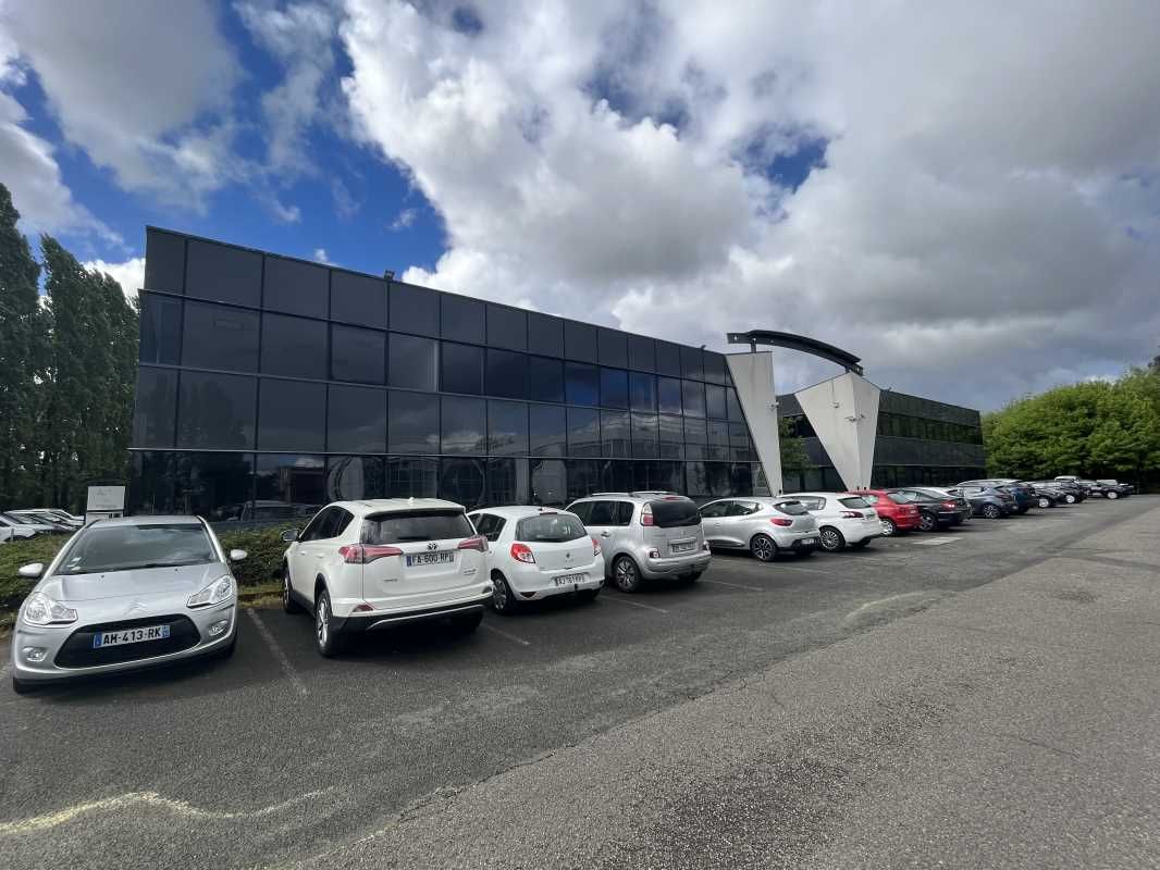 Dans la zone tertiaire du Chemin Long, à proximit