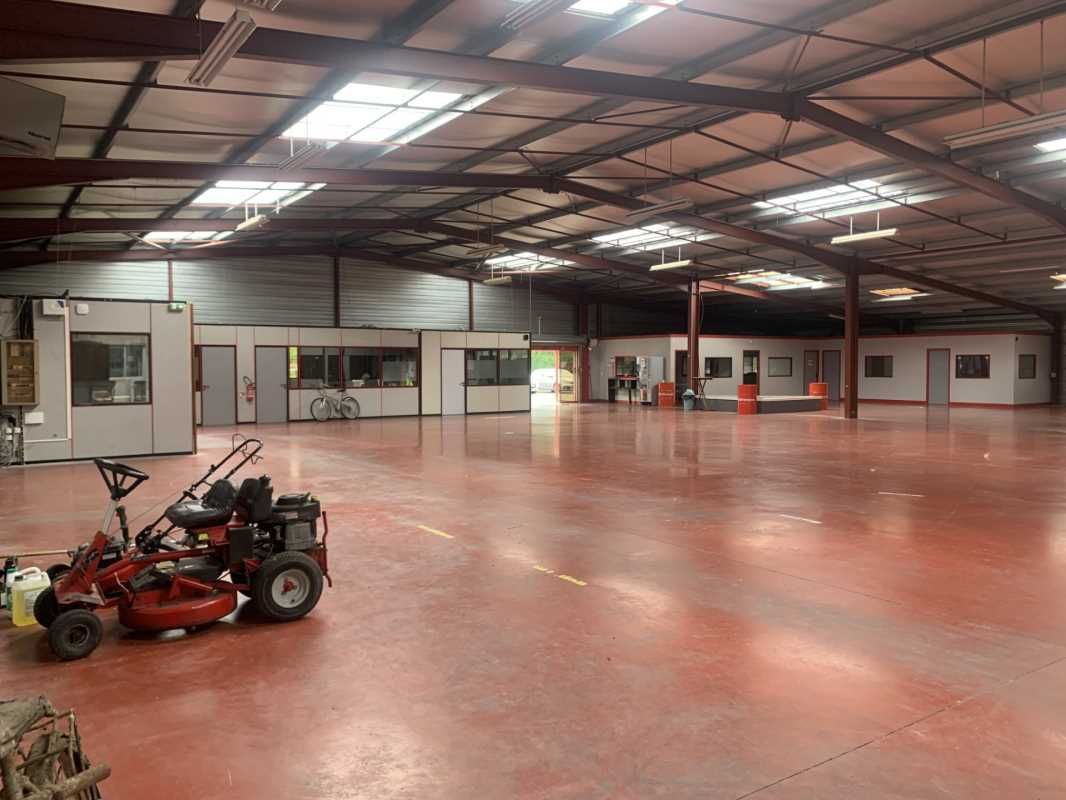 Au sein de la ZA Auguste à Cestas, situé à proxim