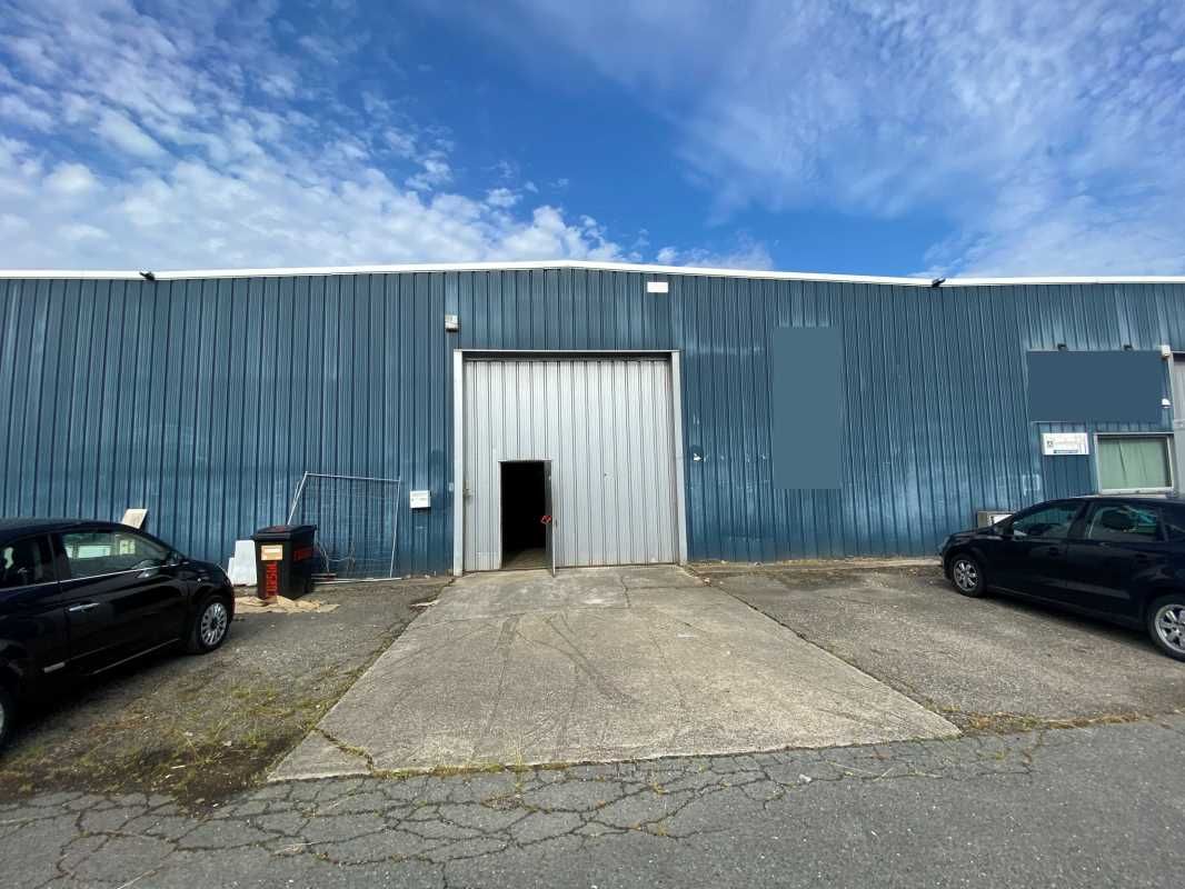 A proximité de la rocade au sein de la Zone de la