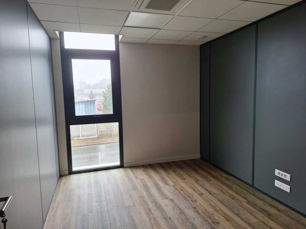 VILLENAVE D'ORNON ZI Chanteloiseau, à proximité i