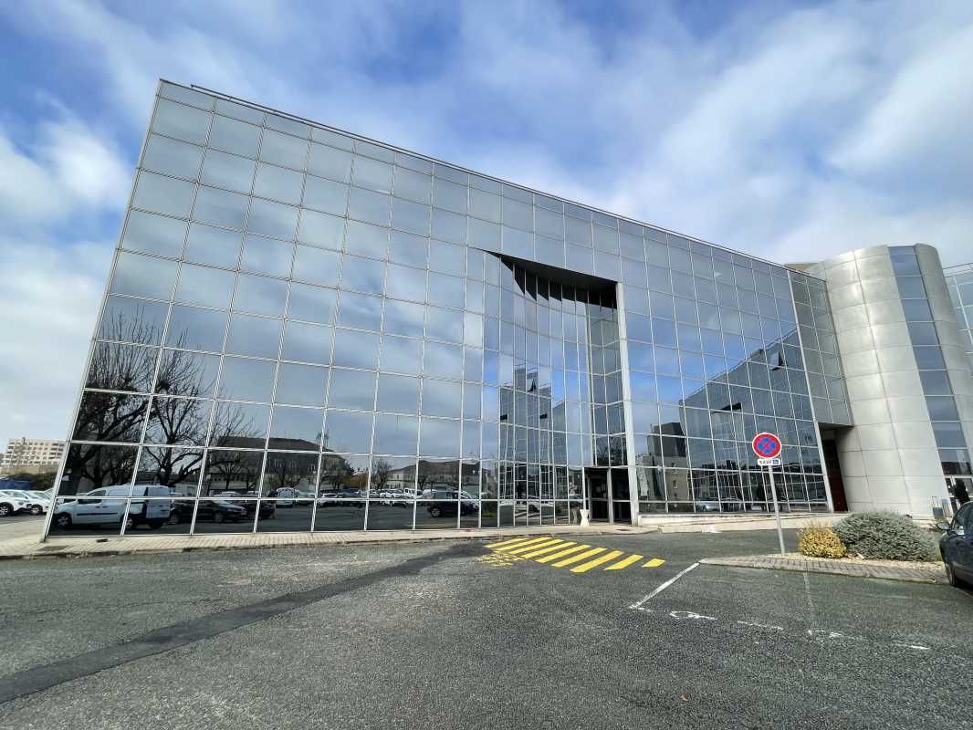 Emplacement stratégique pour ces bureaux à rénove