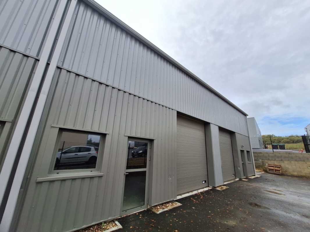 A proximité de la N89 sortie 4 au sein de la Zone