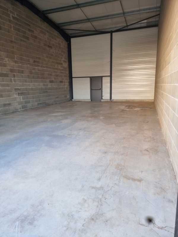 A proximité de la N89 sortie 4 au sein de la Zone