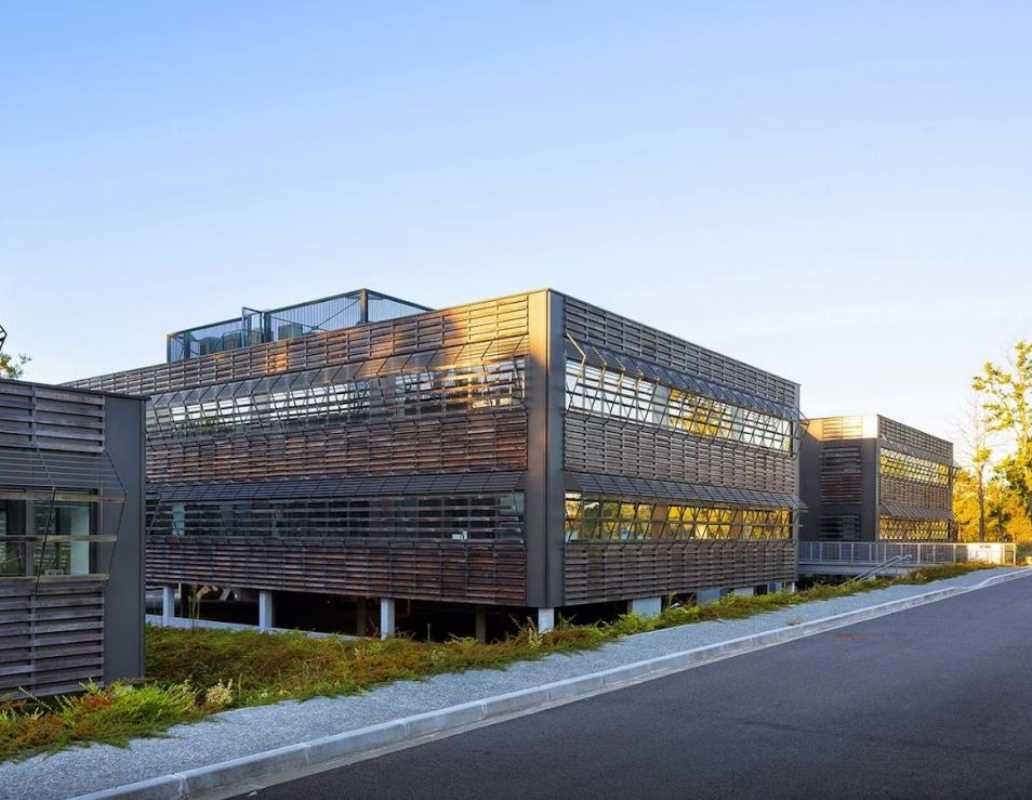 Dans un environnement verdoyant, le parc du Bourg