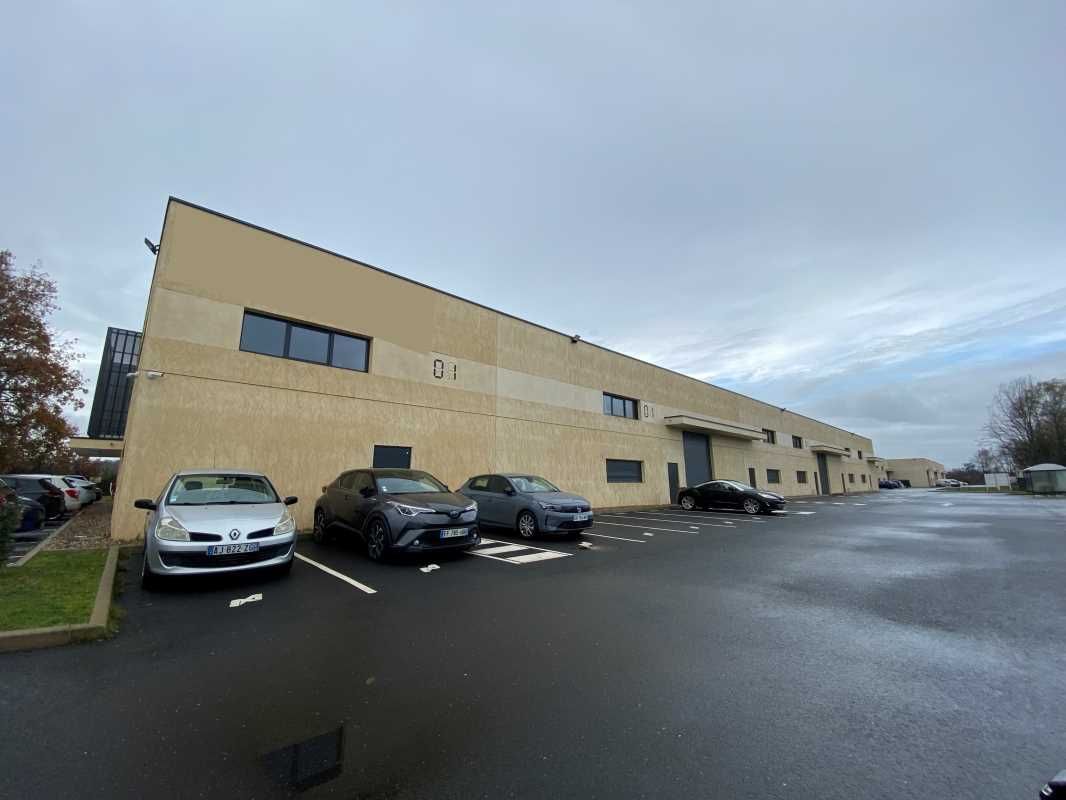 A proximité de la RN89 et de l'A10, situé sur la 