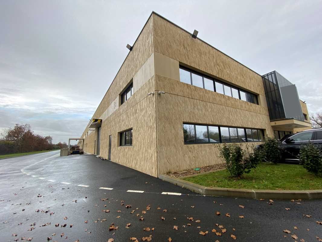 A proximité de la RN89 et de l'A10, situé sur la 