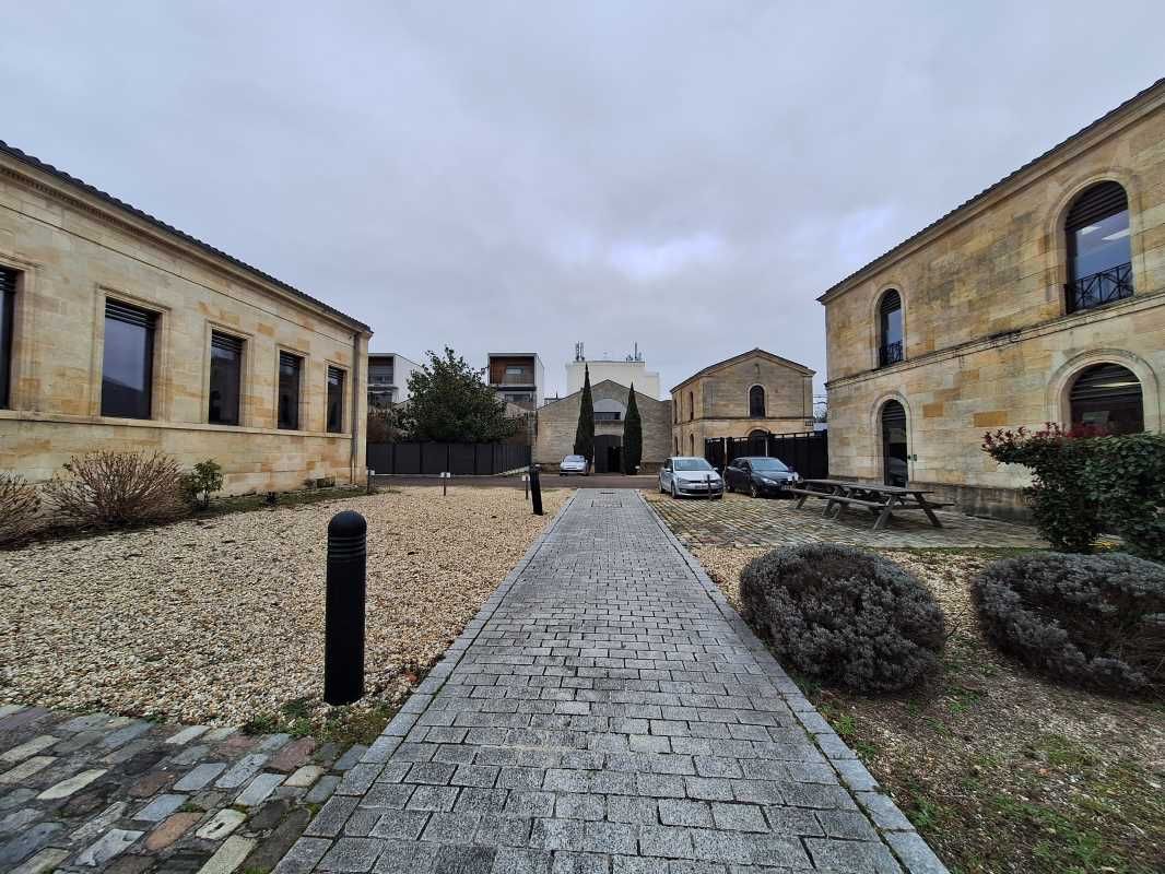 Au pied du tram B, arrêt "Achard",  RCG vous prop