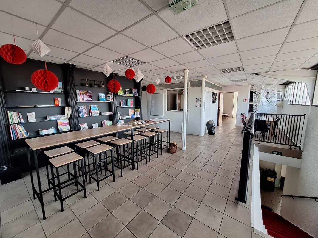 Le long d'une avenue passante de Mérignac, à prox