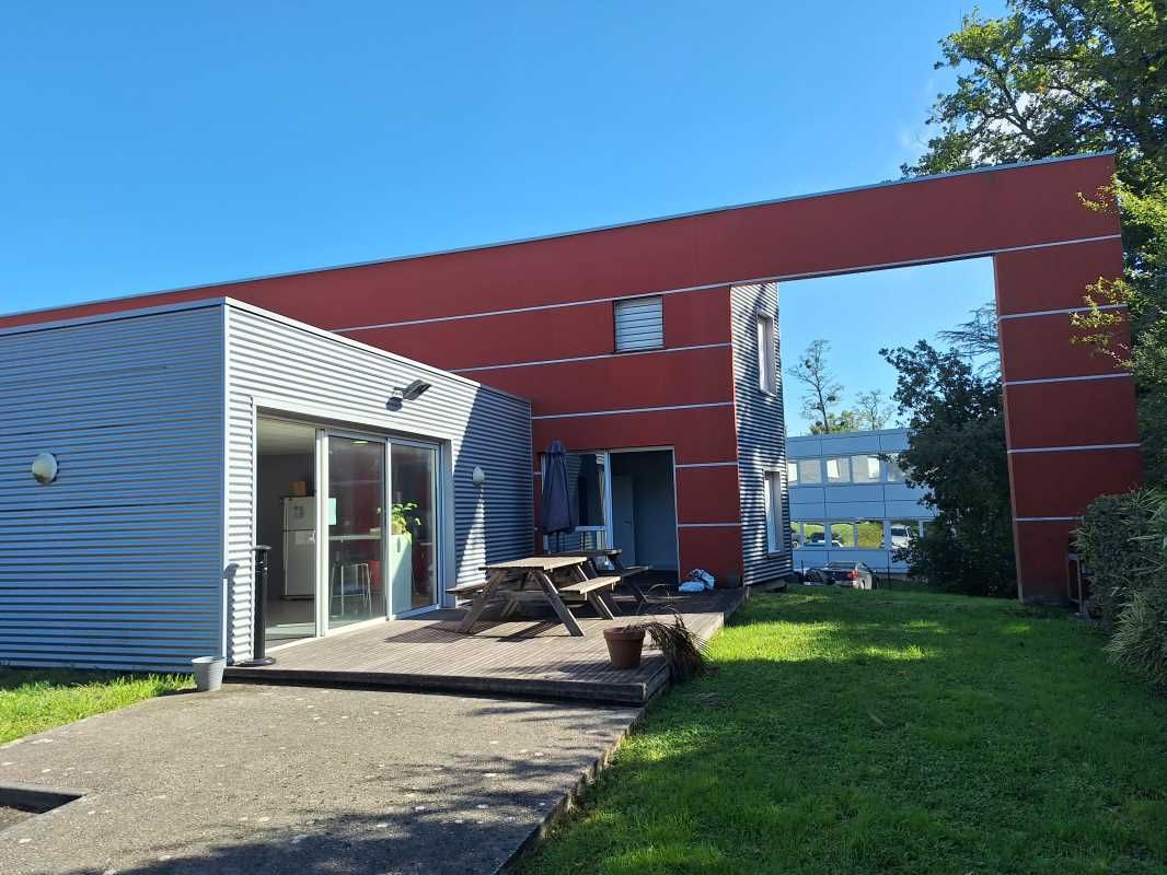 A proximité immédiate des axes routiers et du tra