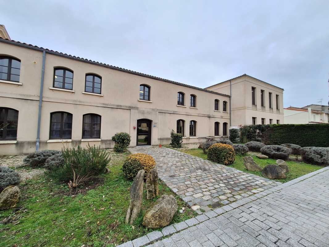 Au pied du tram B, arrêt "Achard",  RCG vous prop