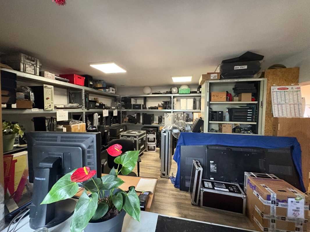 Au sein de la ZI DU PHARE à Mérignac, à proximité