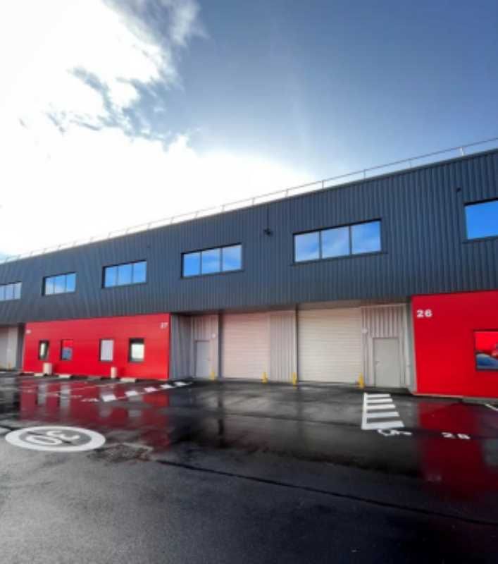 Au sein de la Zone d'Activités de Tresses, à prox