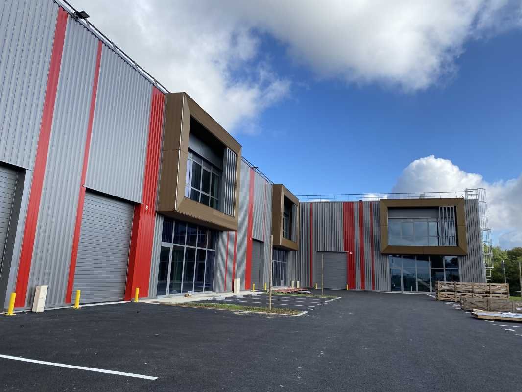 Au sein de la Zone d'Activités de Tresses, à prox