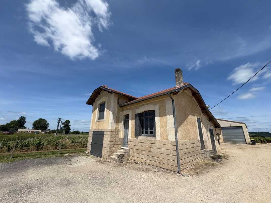 Situé sur un axe routier passant, à 20 minutes du