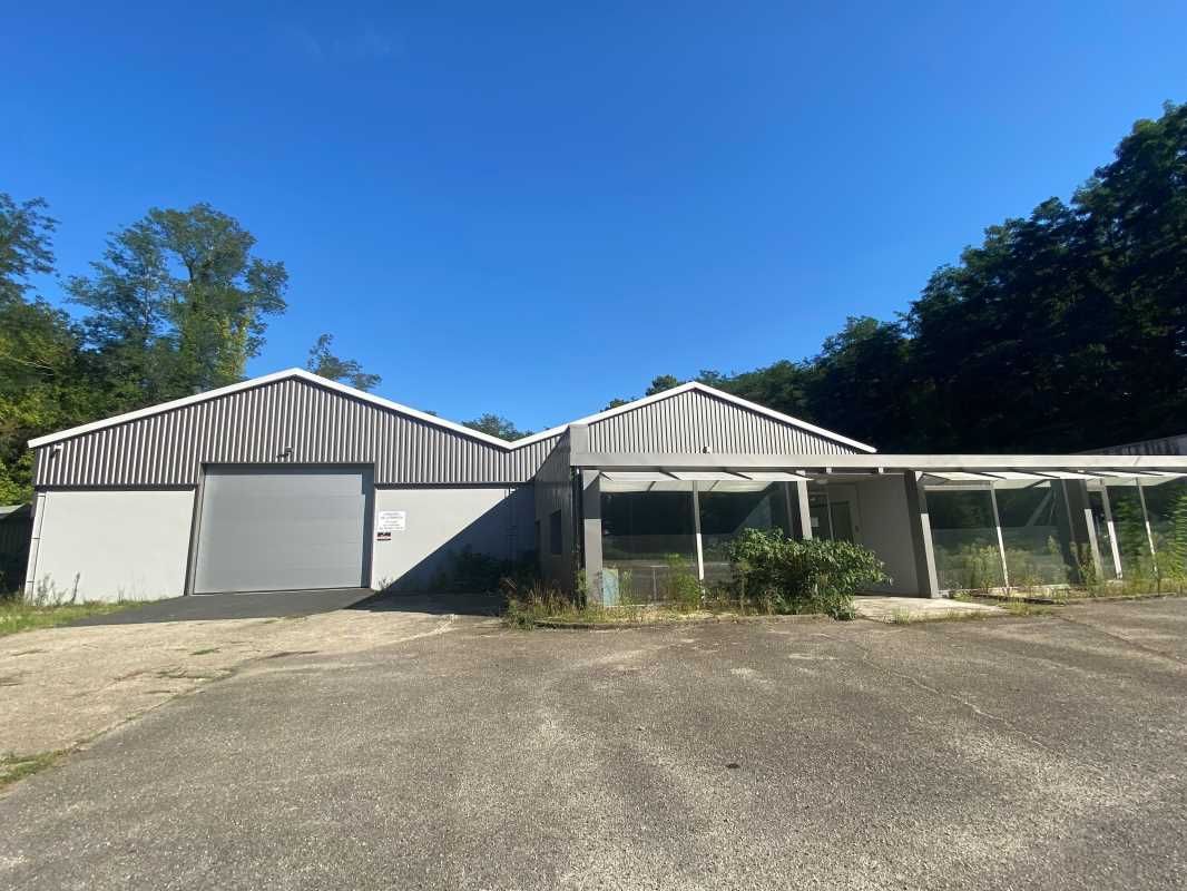 Accessible via la N215, à proximité de la rocade 