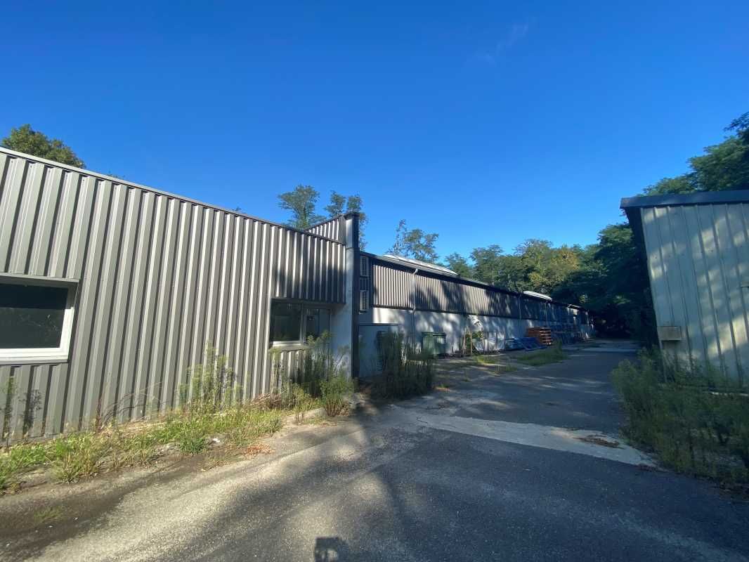 Accessible via la N215, à proximité de la rocade 