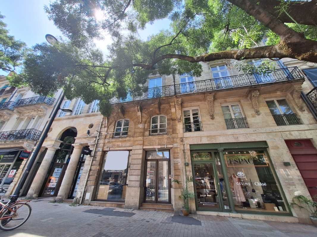 Le long du cours Georges Clemenceau , au sein du 