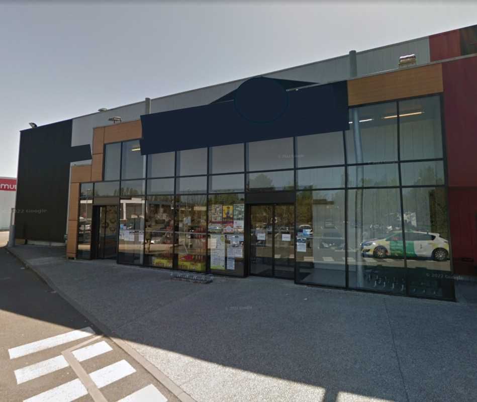 Situé à proximité du Centre Commercial Carrefour 