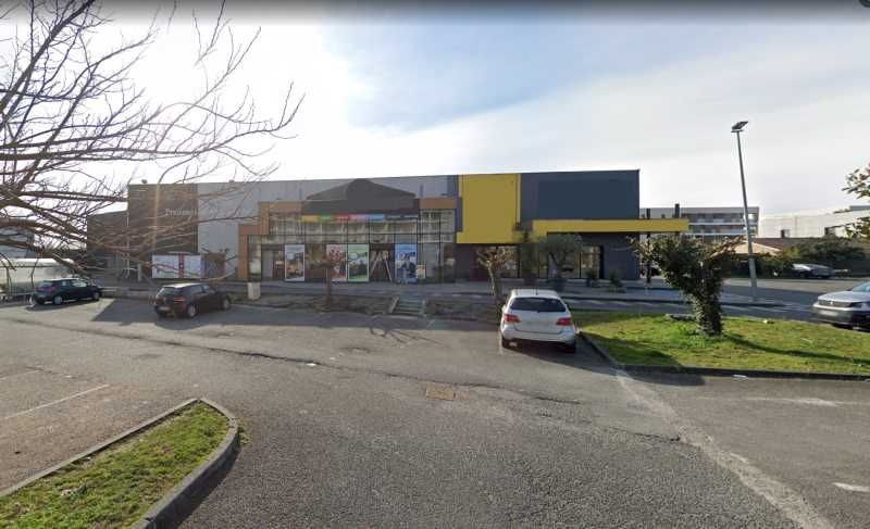 Situé à proximité du Centre Commercial Carrefour 