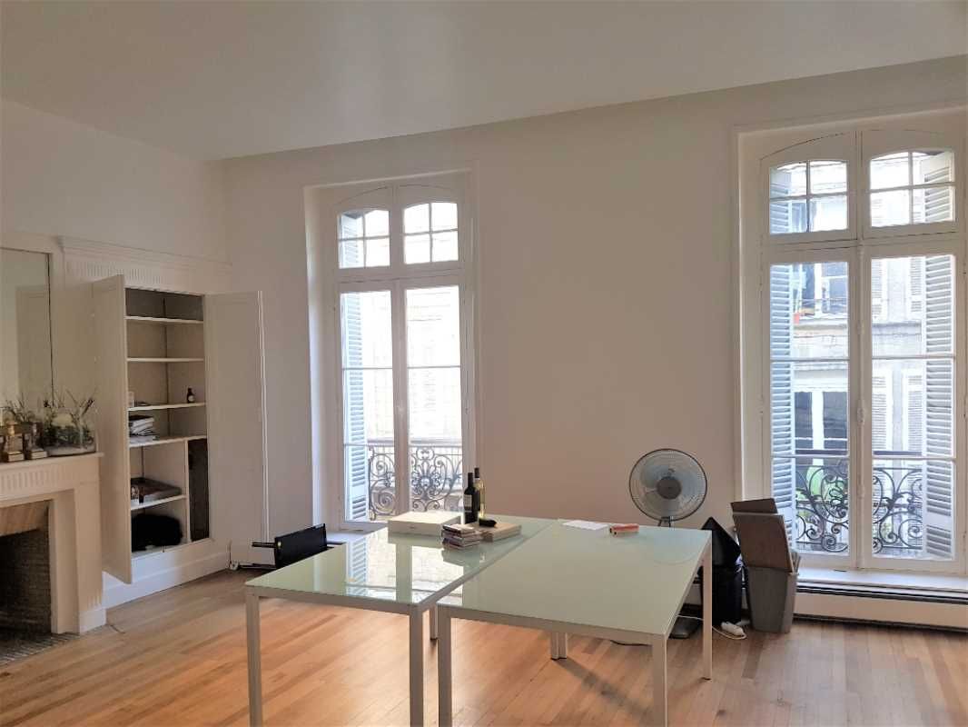 Au sein d'un bel immeuble ancien en pierres, RCG 