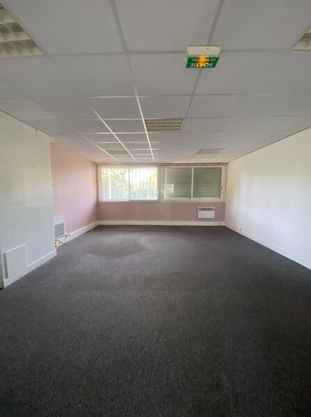 Au sein d'un quartier résidentiel, au pied d'un i