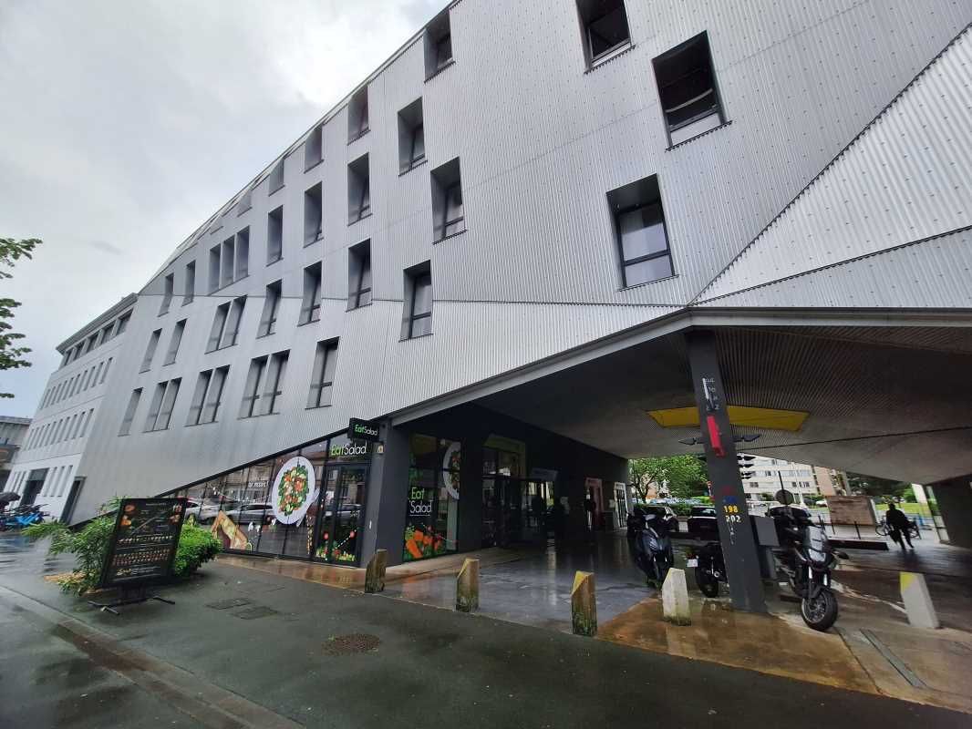 Au dernier étage d'un immeuble tertiaire de 2018,