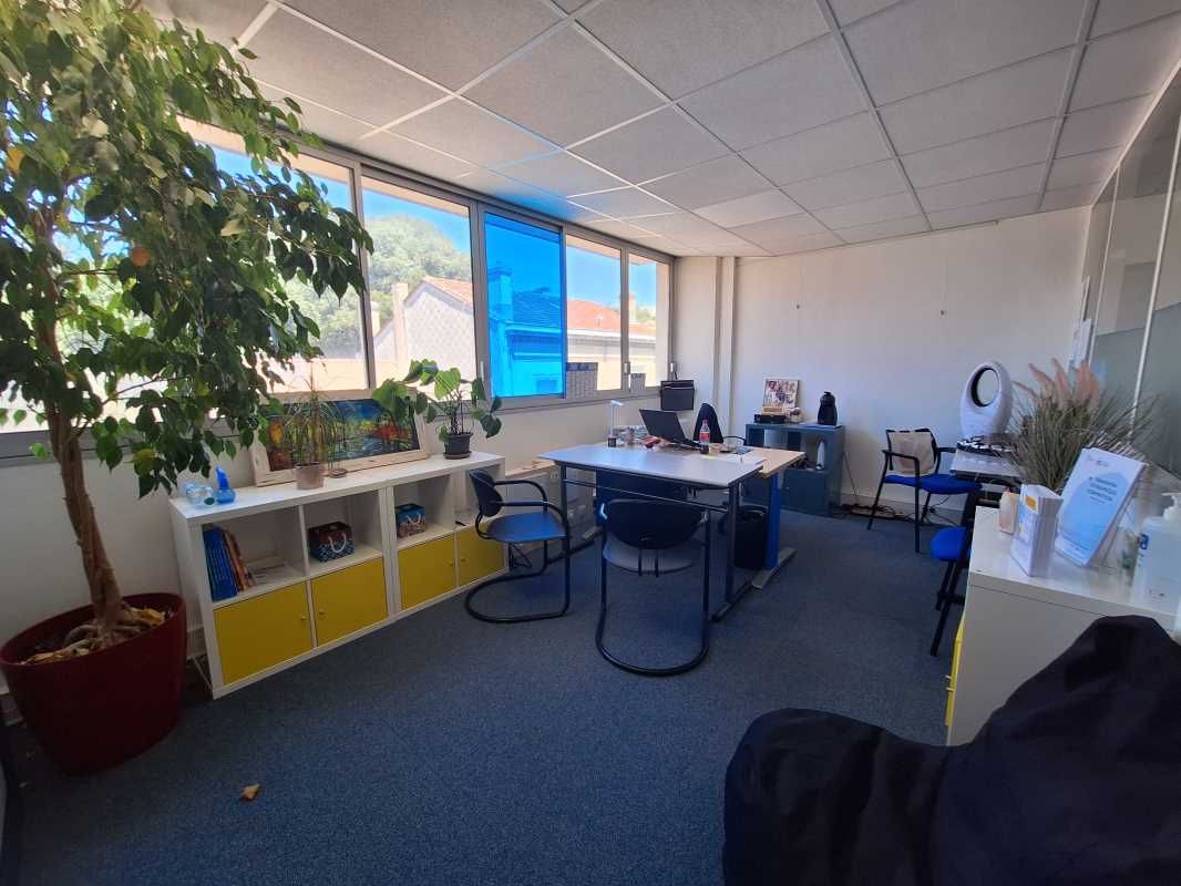 Au sein de l'immeuble de bureaux "le Tivoli", à p