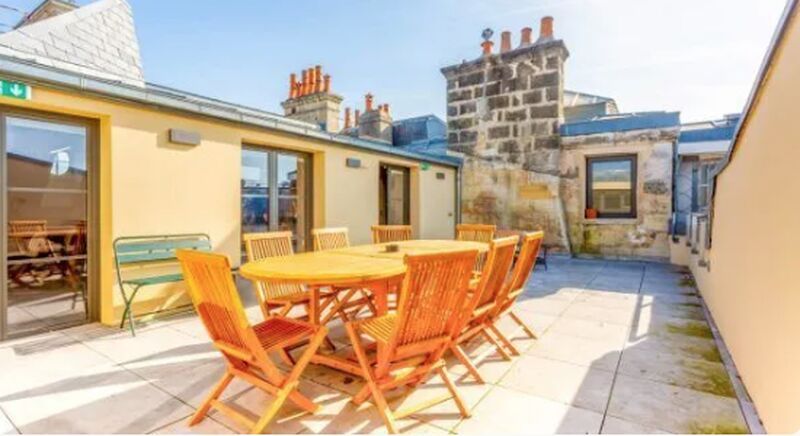 Au sein d'un bel immeuble en pierre situé au coeu