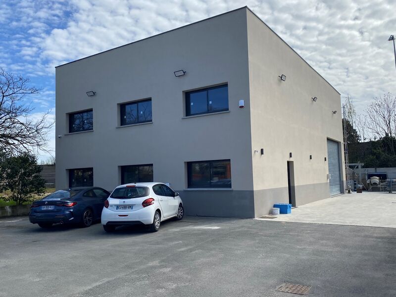 Situé à proximité de l'A630 et de l'A10 sorties 1