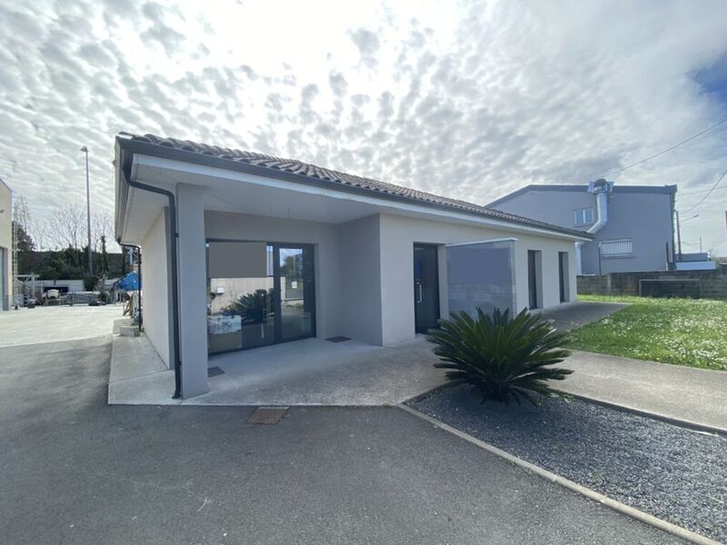 Situé à proximité de l'A630 et de l'A10 sorties 1