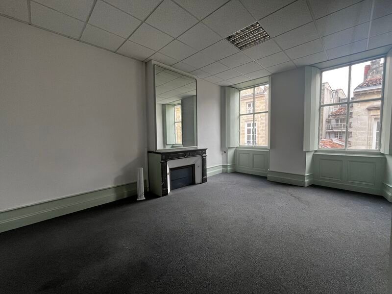 En hyper centre-ville de Bordeaux, entre la place