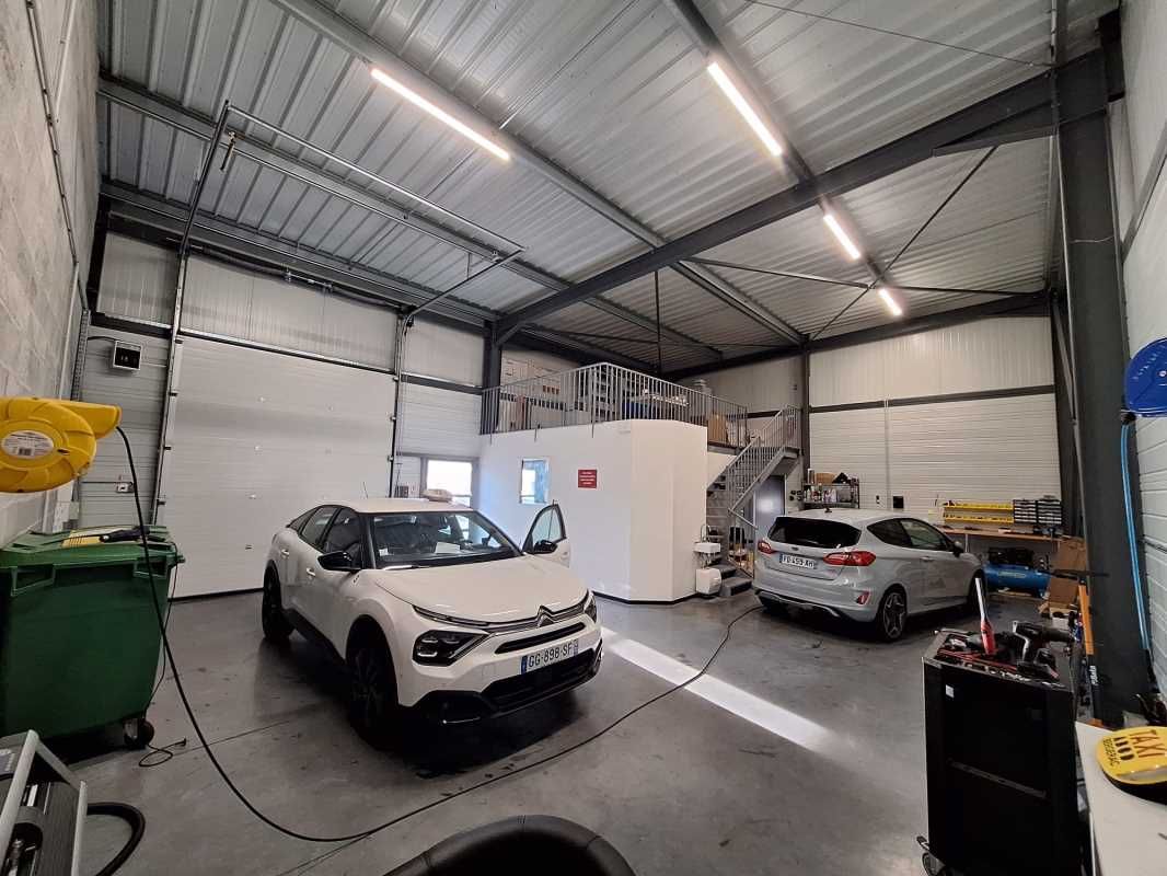 Au sein du parc d'activités Le Village Artisanal 